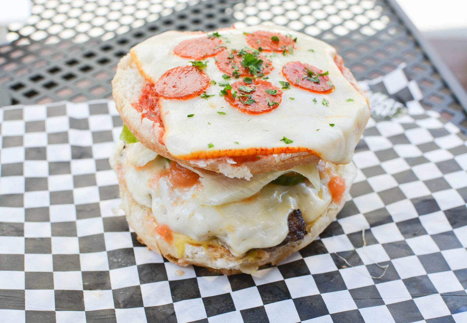 пицца пепперони и бургер. пицца гамбургер. пицца бургер салат. бургерная пицца. пицца или бургер.